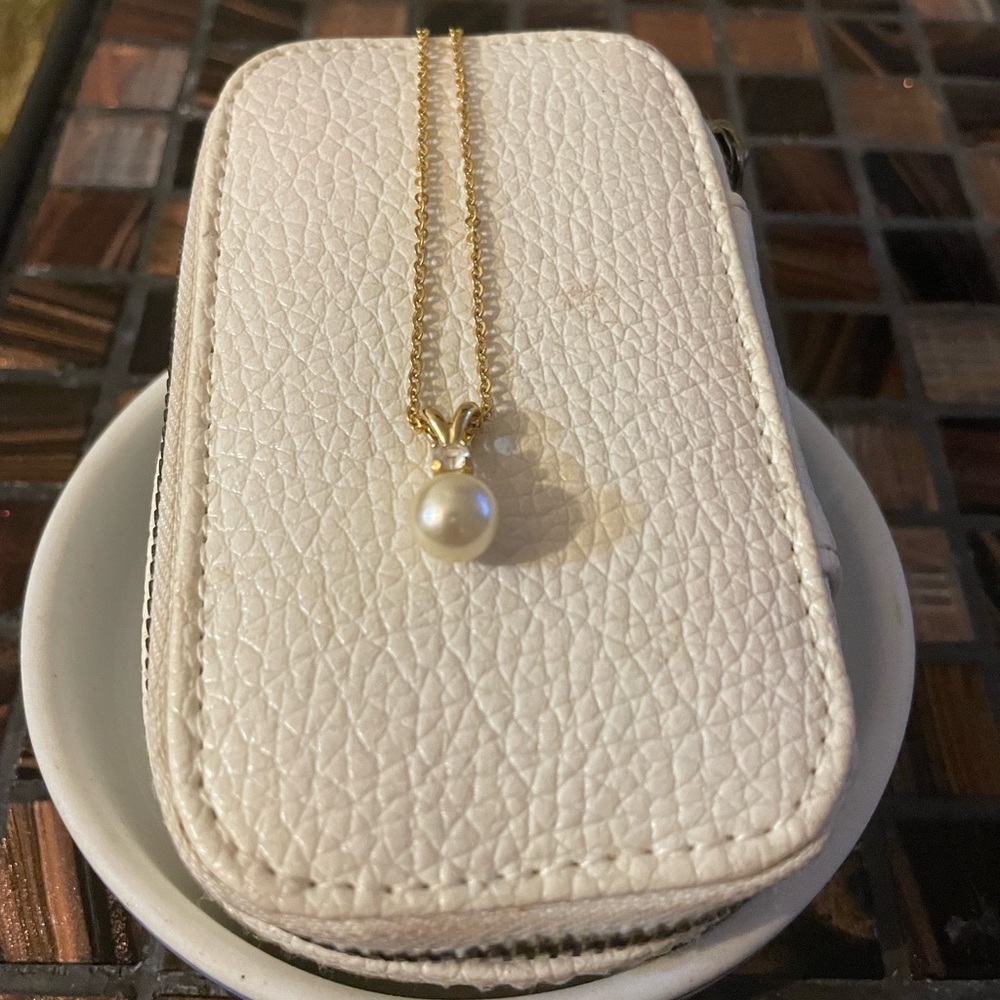Pearl necklace with white CZ on gold chain